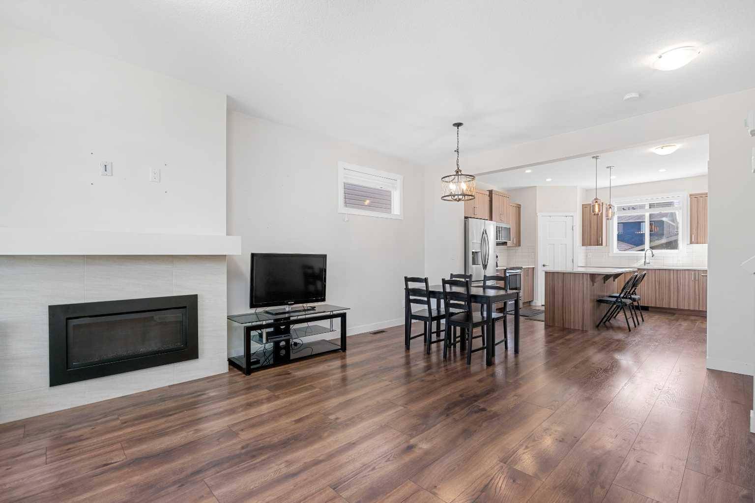 Airdrie, AB T4B 4L1,329 South Point GN SW