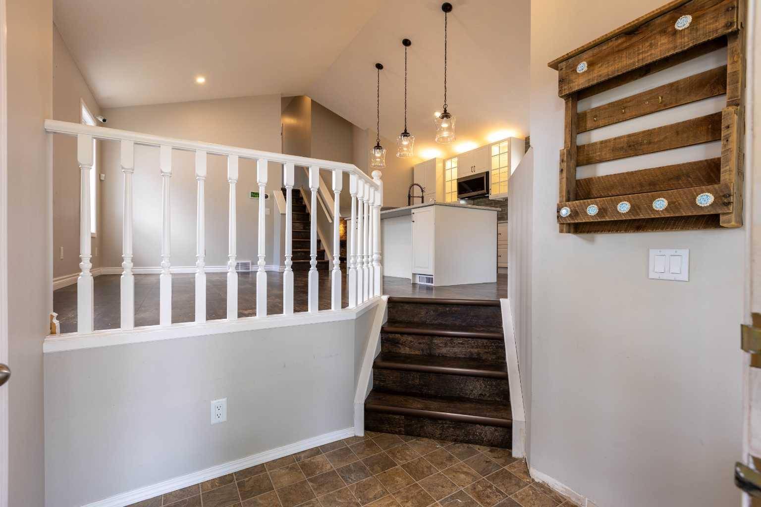 Calgary, AB T2B 3H8,132 Erin CIR Southeast