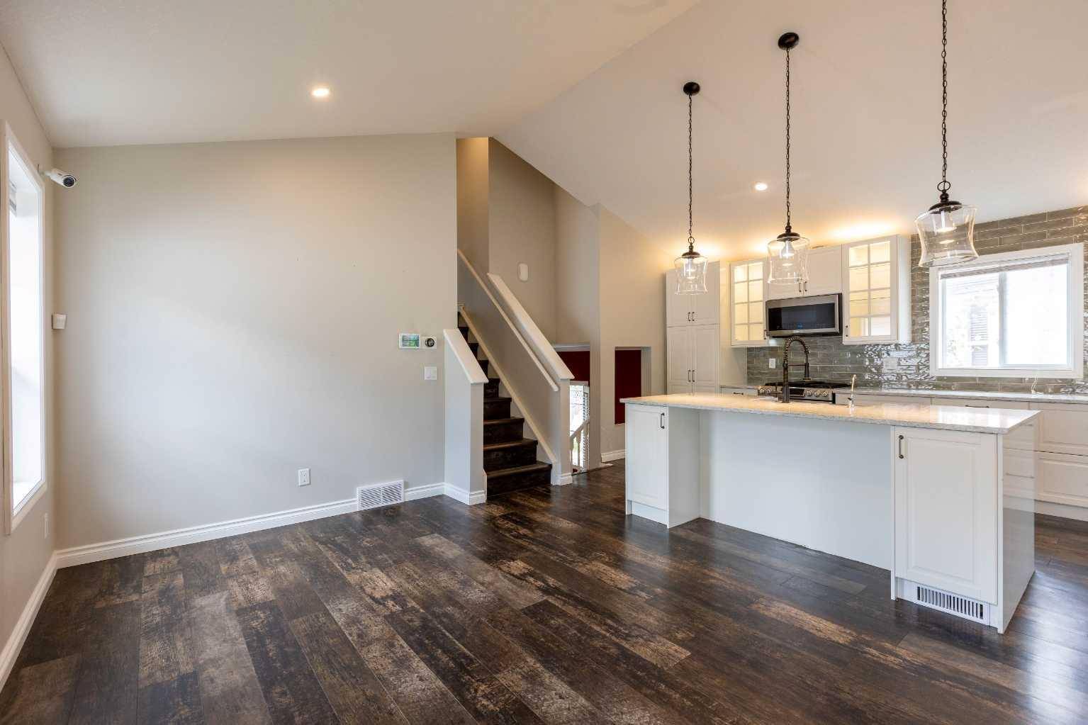 Calgary, AB T2B 3H8,132 Erin CIR Southeast