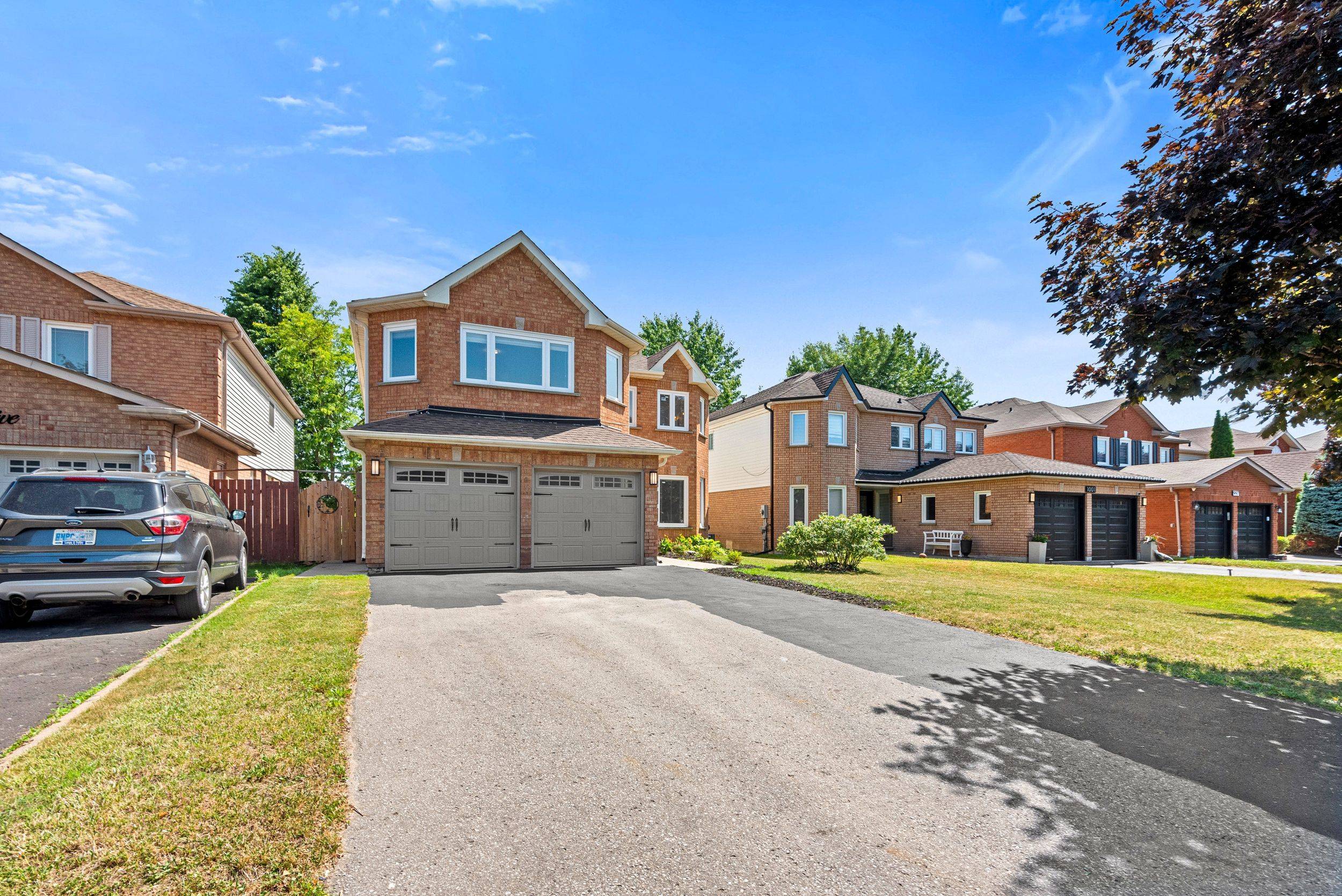 1005 Sandcliff DR, Oshawa, ON L1K 2E4