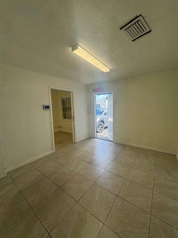 Oakland Park, FL 33334,511 NE 32nd St #541A