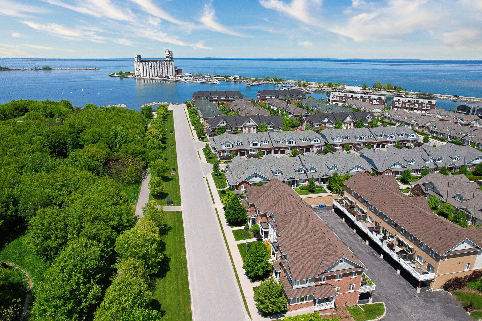 Collingwood, ON L9Y 0J3,25 North Maple ST