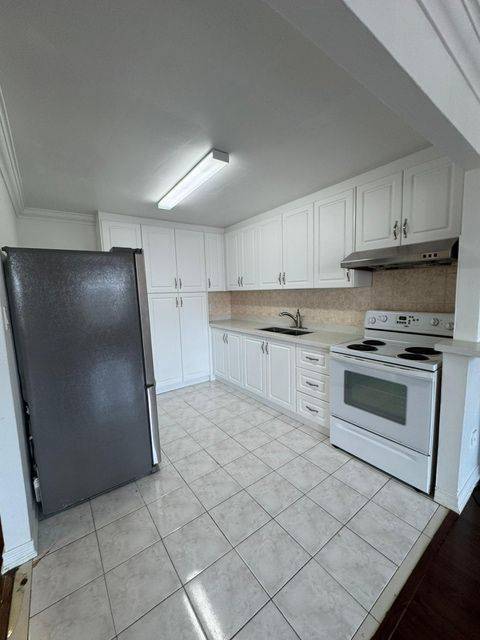 941A Lakeshore RD E, Mississauga, ON L5E 1E3