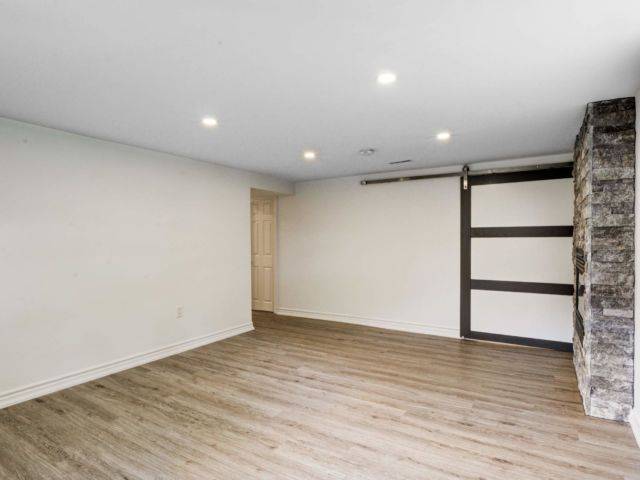 Oakville, ON L6K 2E2,83 Kingswood RD #Lower