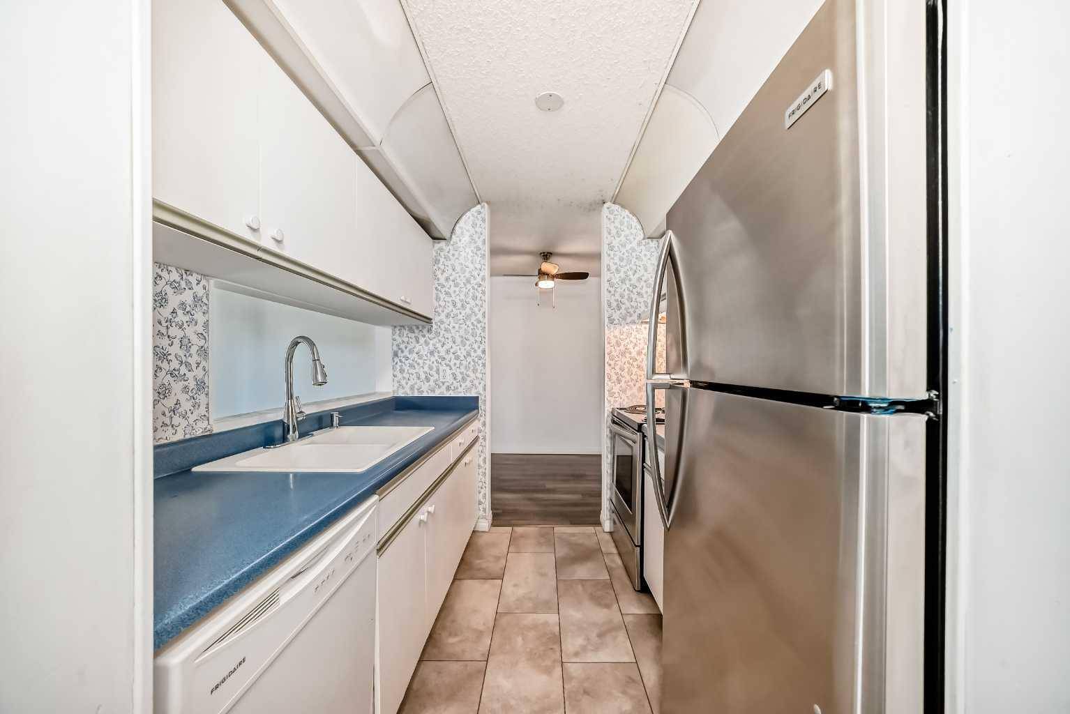 Calgary, AB T3B 3K4,21 Dover PT SE #312