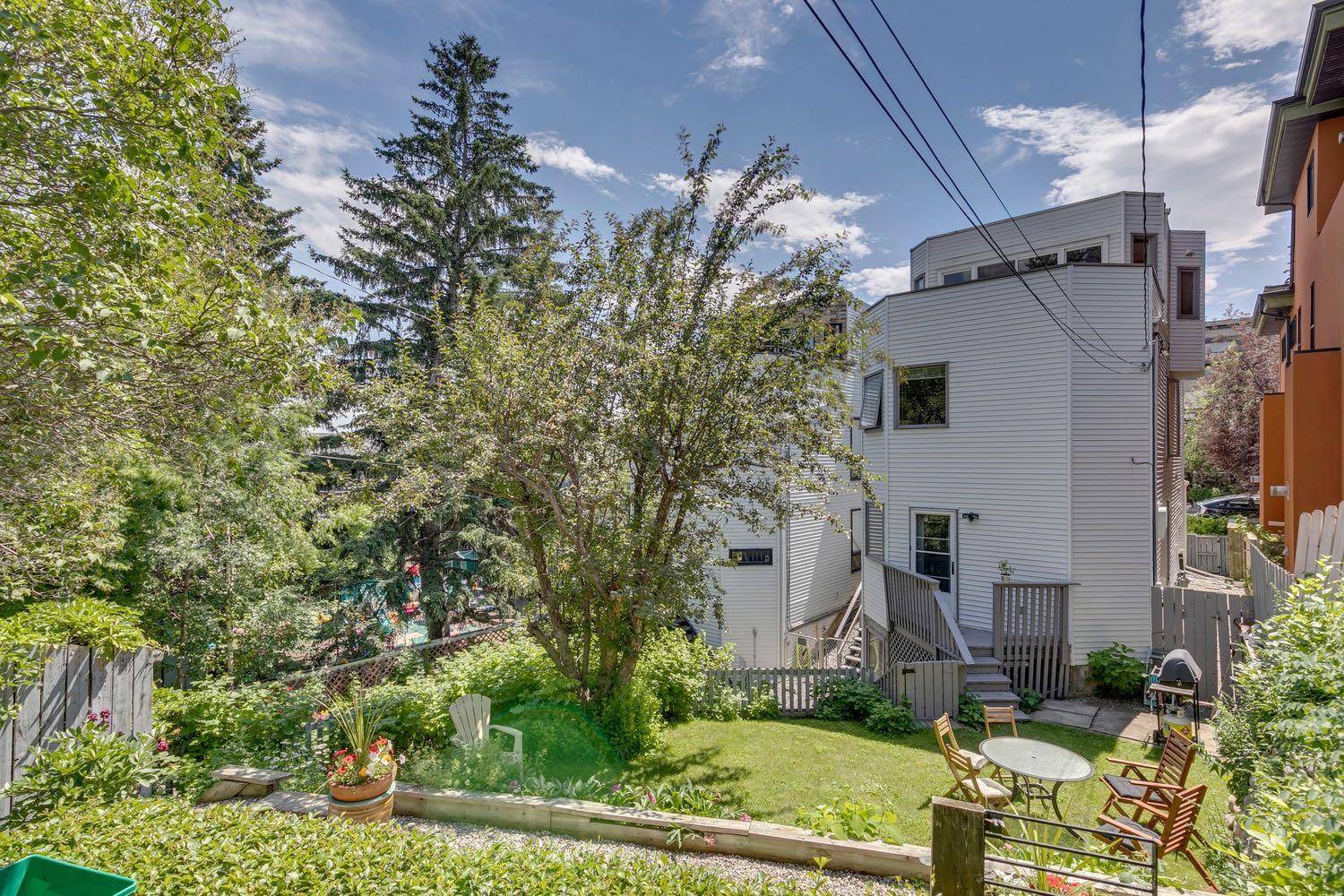 Calgary, AB T2T 1K3,2022 28 AVE SW