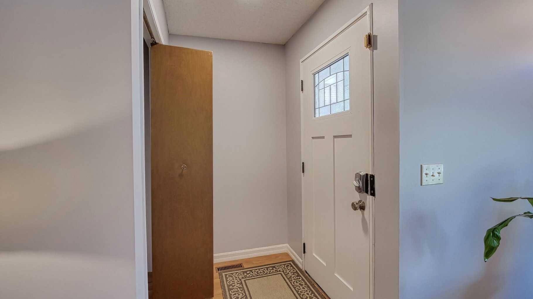 Calgary, AB T2W 4Z5,123 Woodsman LN Southwest