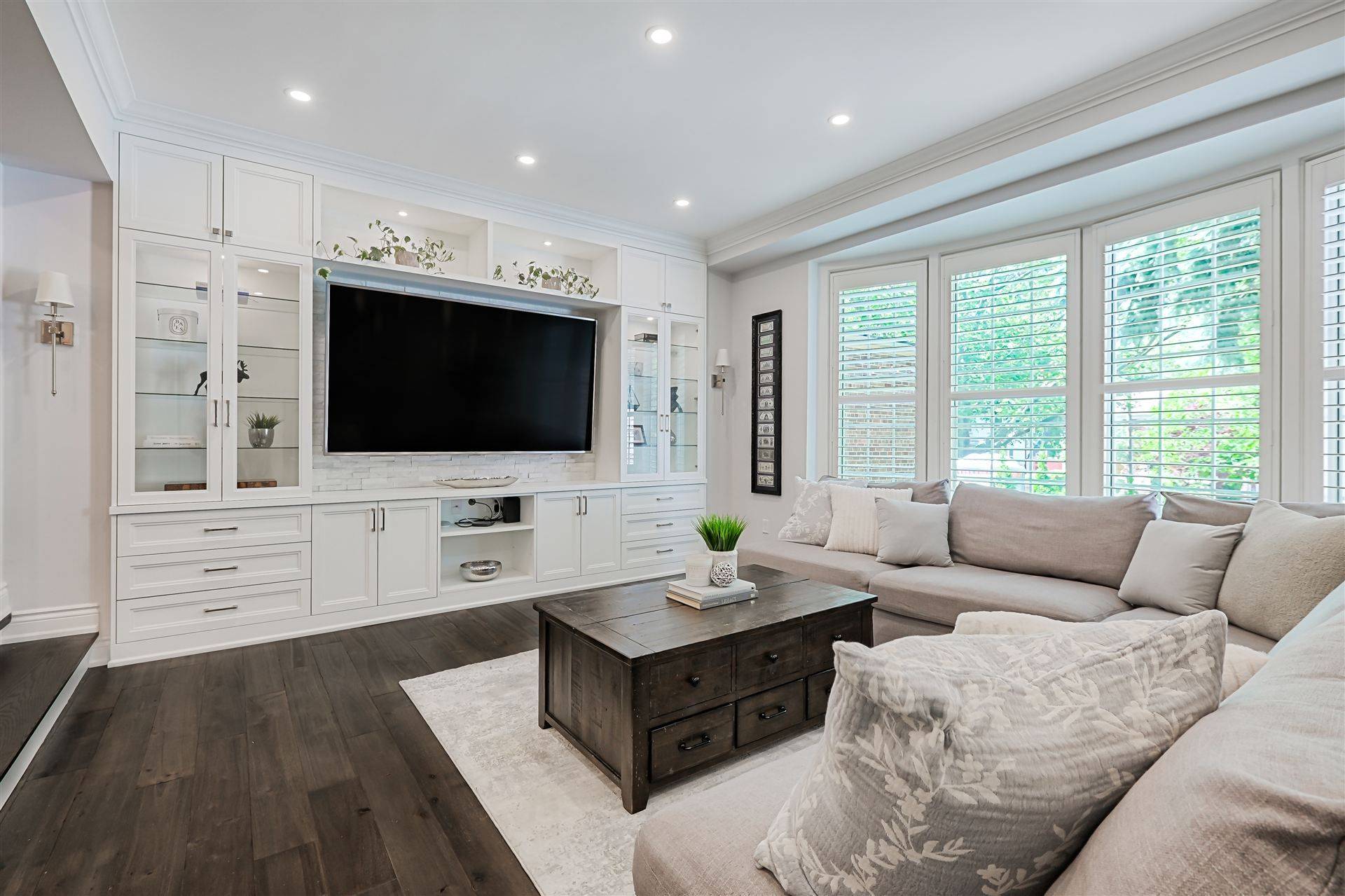 Toronto C04, ON M6C 2J2,5 Ridge Hill DR