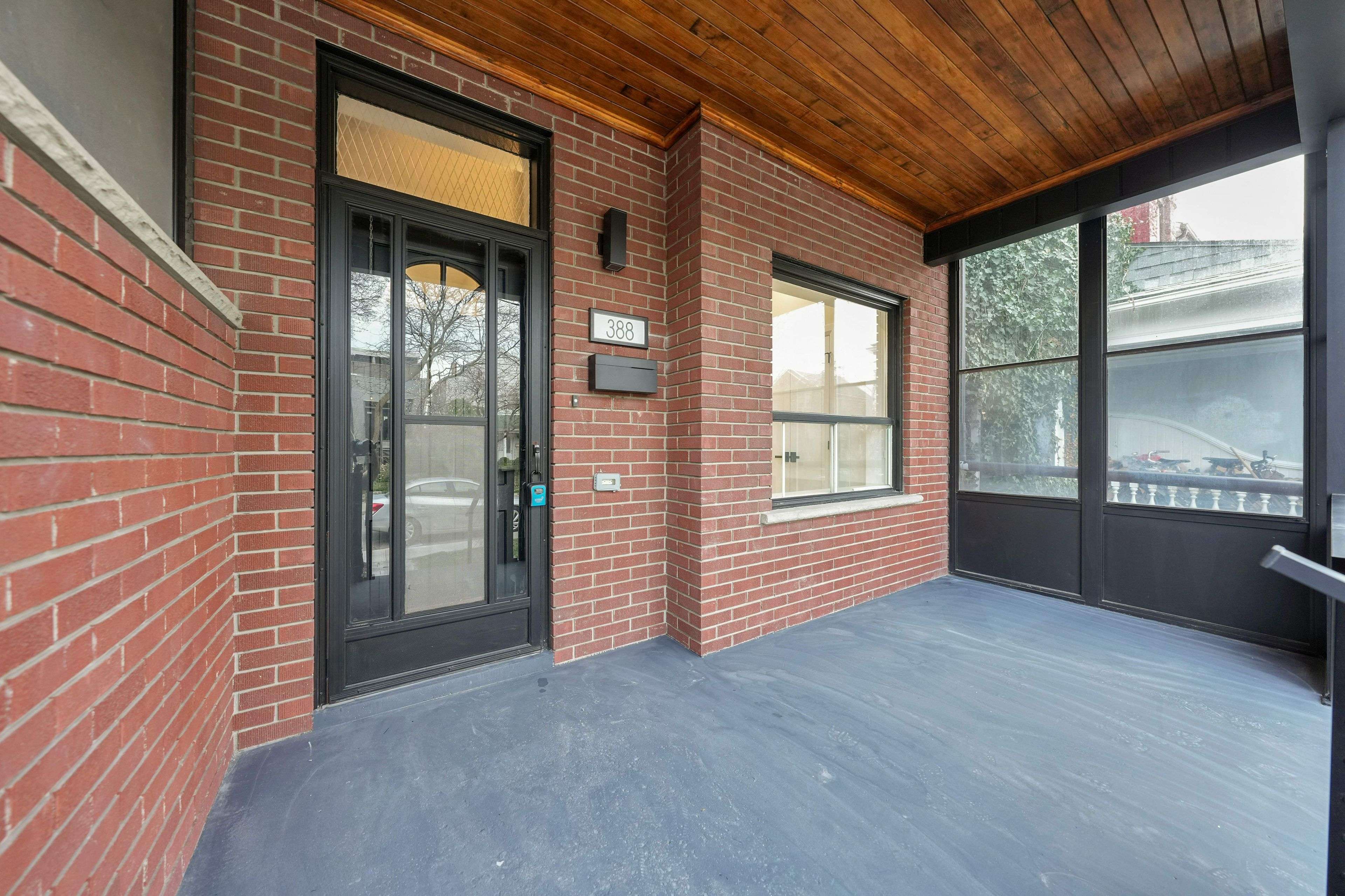 Toronto C01, ON M6J 2V9,388 Crawford ST