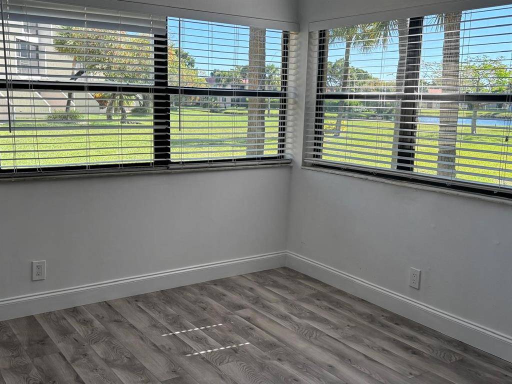 Weston, FL 33326,220 Lakeview Dr #103