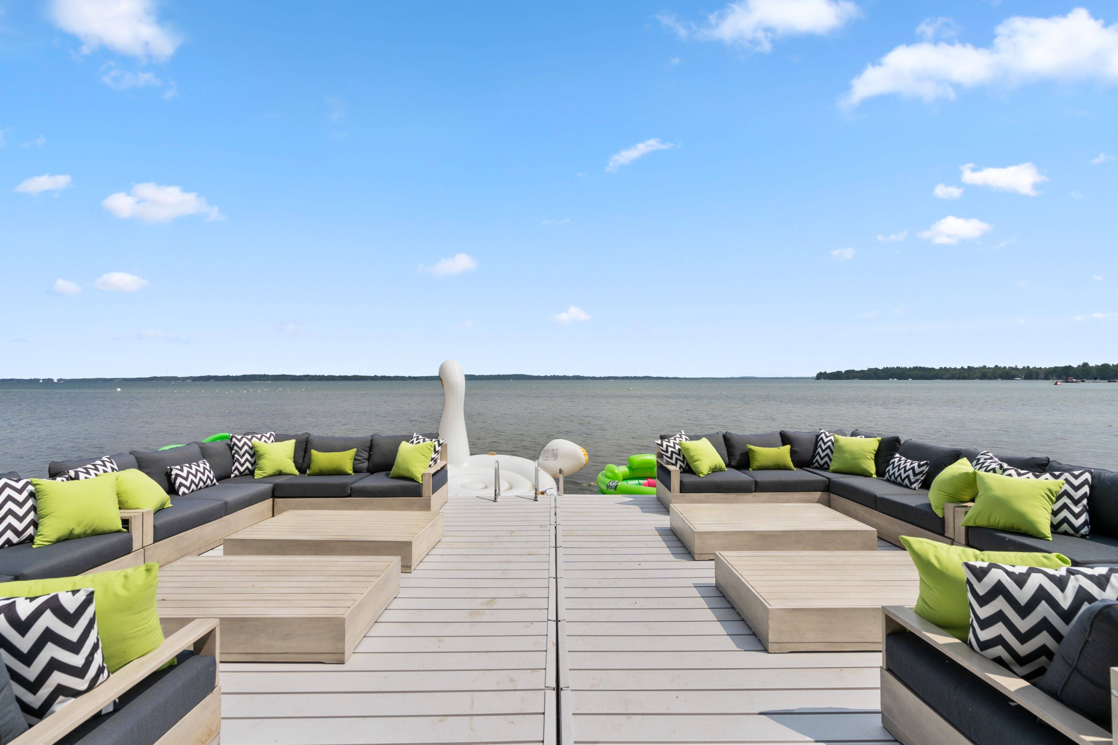 Innisfil, ON L0L 1W0,943 Barry AVE
