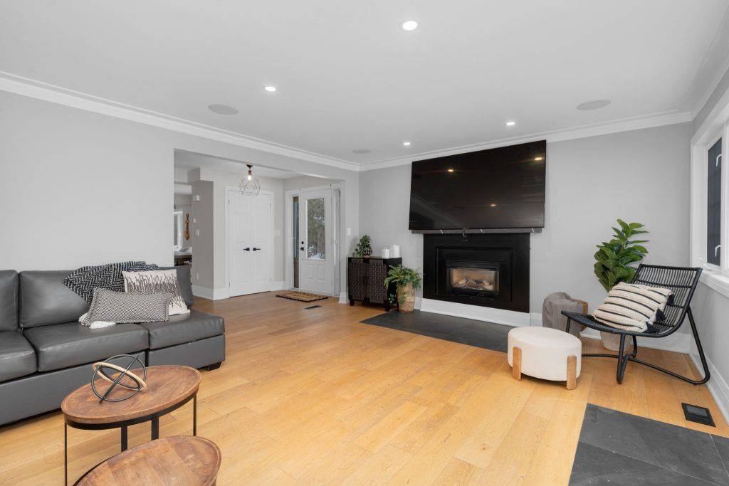 Innisfil, ON L0L 1W0,943 Barry AVE