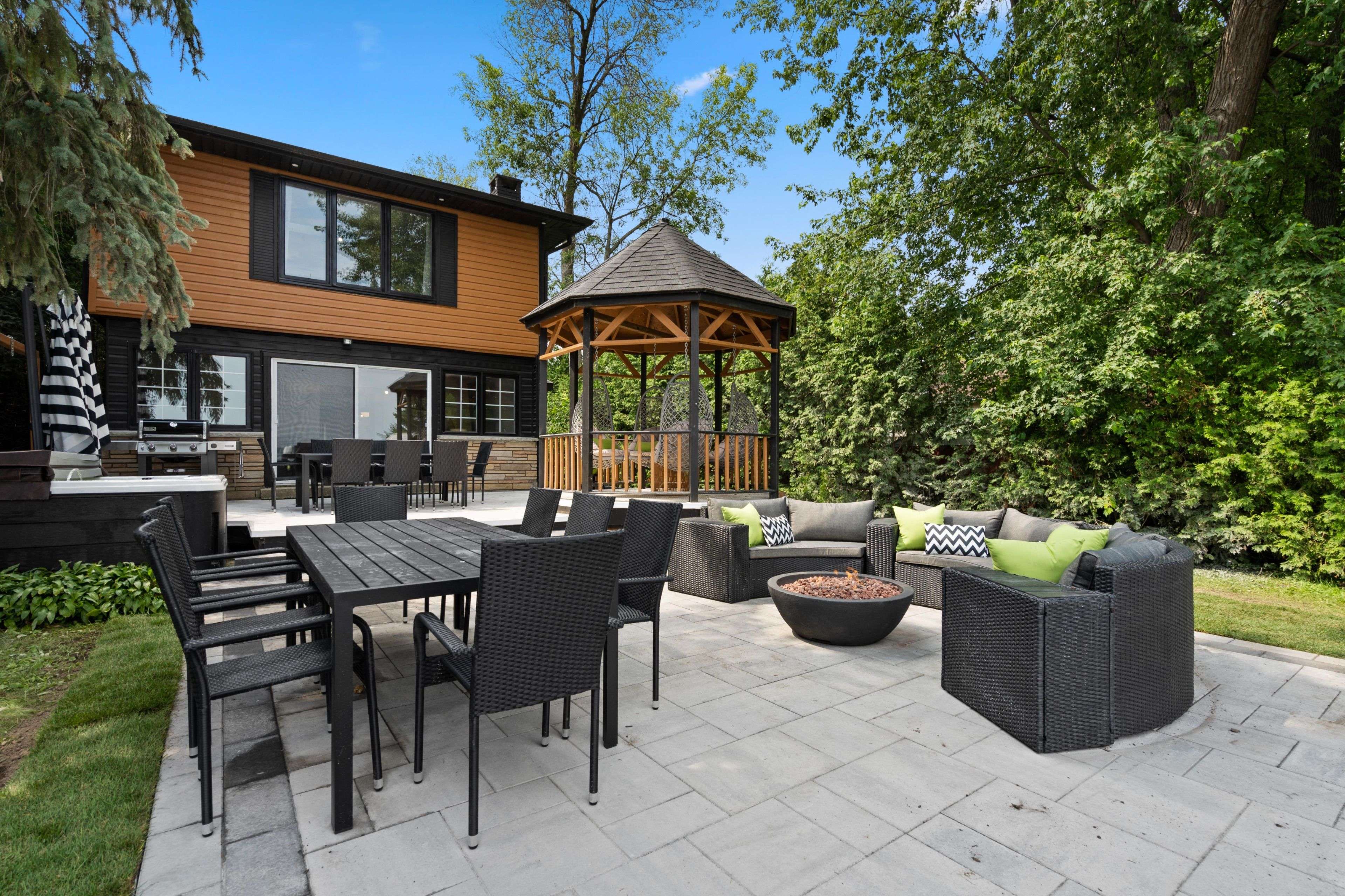 Innisfil, ON L0L 1W0,943 Barry AVE