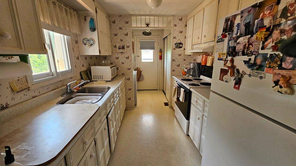 Innisfil, ON L9S 1P8,27 MIMOSA DR