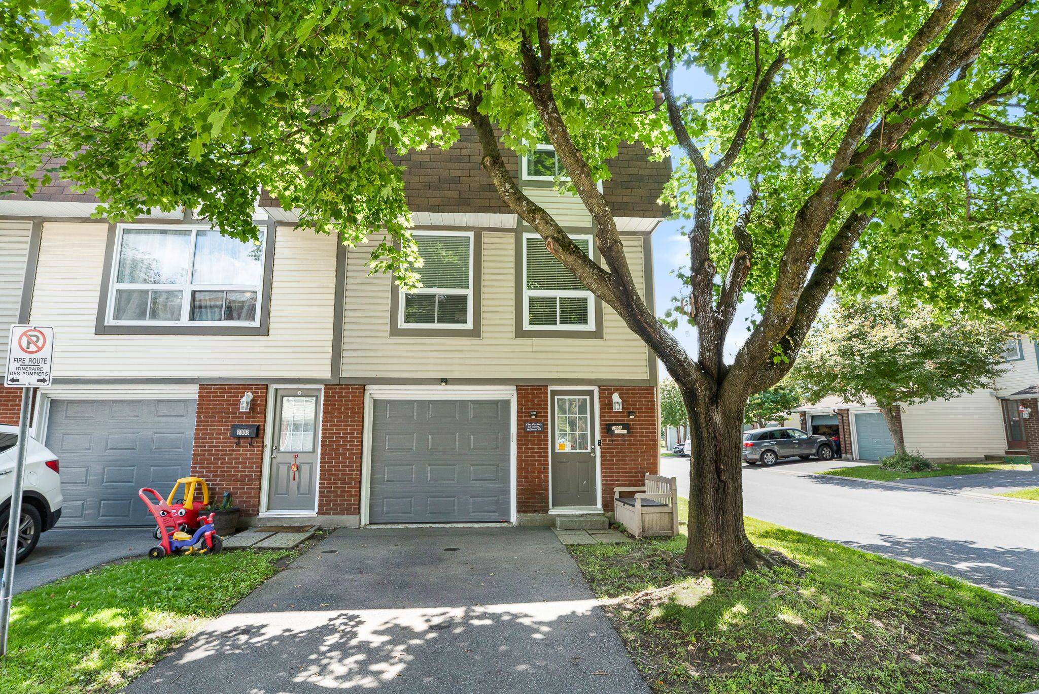 2005 Greenway Park LN, Blackburn Hamlet, ON K1B 5B1