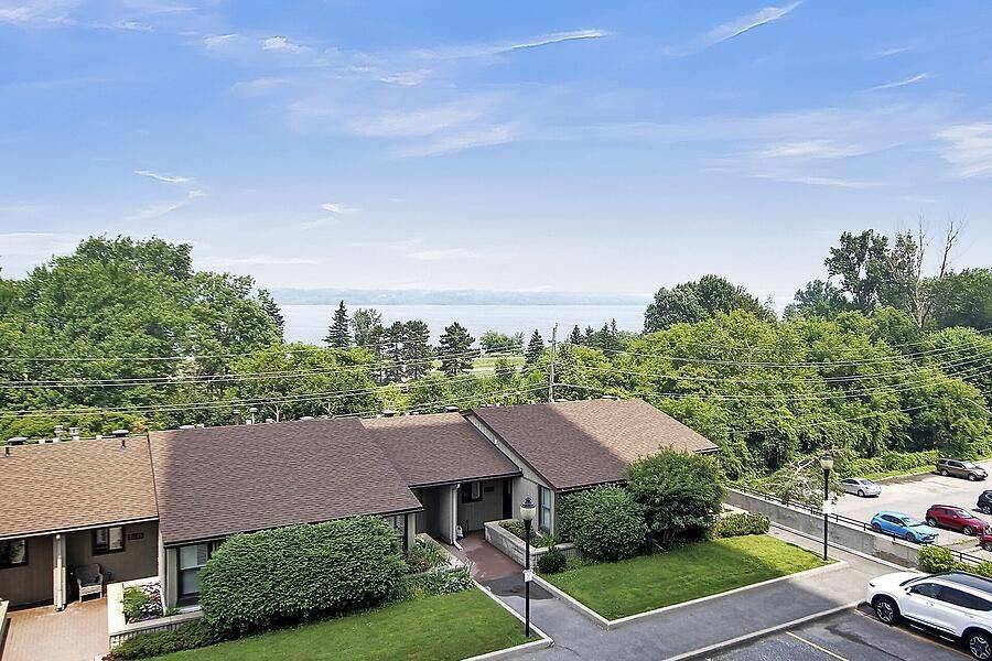 Woodroffe, ON K2B 8C8,1081 Ambleside DR #410