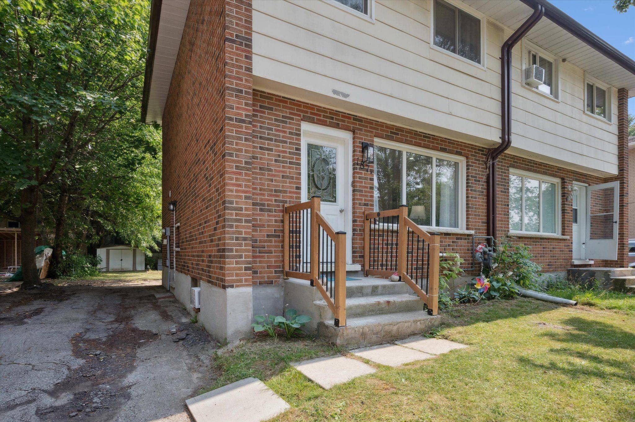Waterloo, ON N2L 4T3,187A Cedarvale CRES