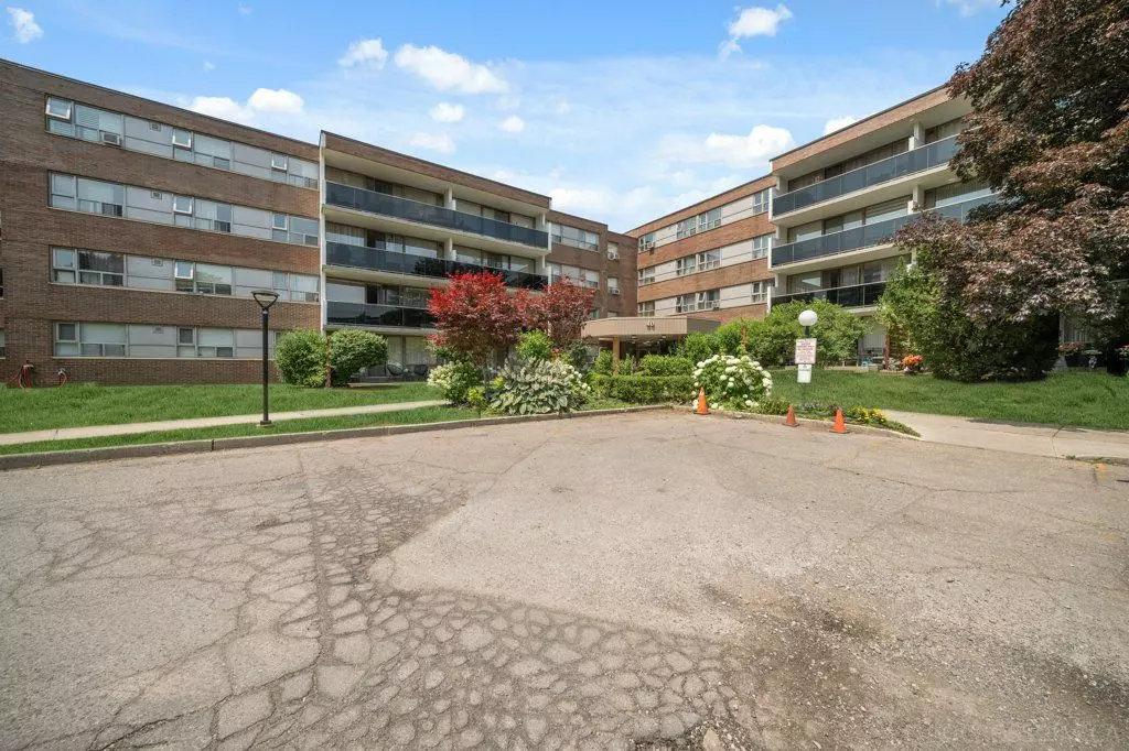 Toronto C13, ON M4A 2R4,40 Sunrise AVE #113