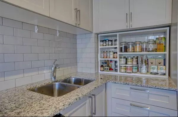 Markham, ON L3R 9S3,278 Buchanan DR #115E