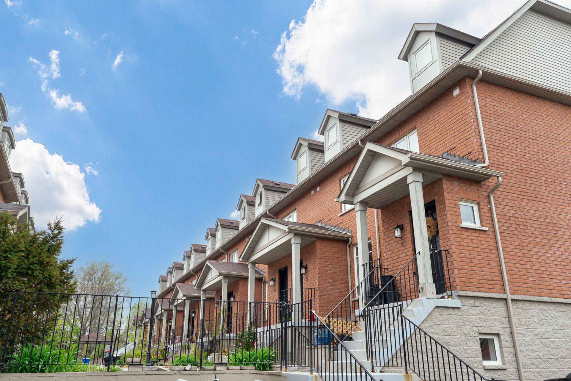 901 Kennedy RD #26, Toronto E04, ON M1K 2E9