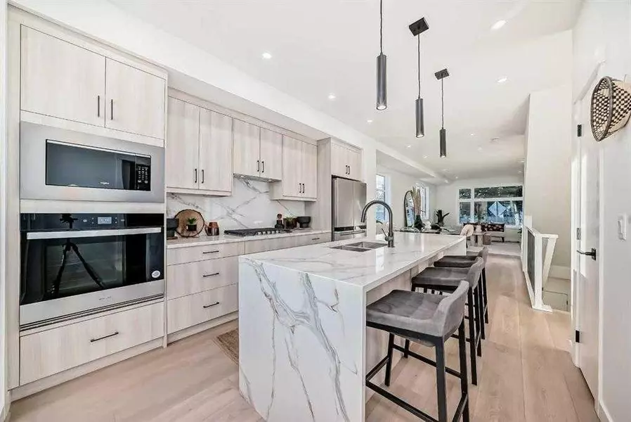 3404 8 AVE Southwest #4, Calgary, AB t3c2z7