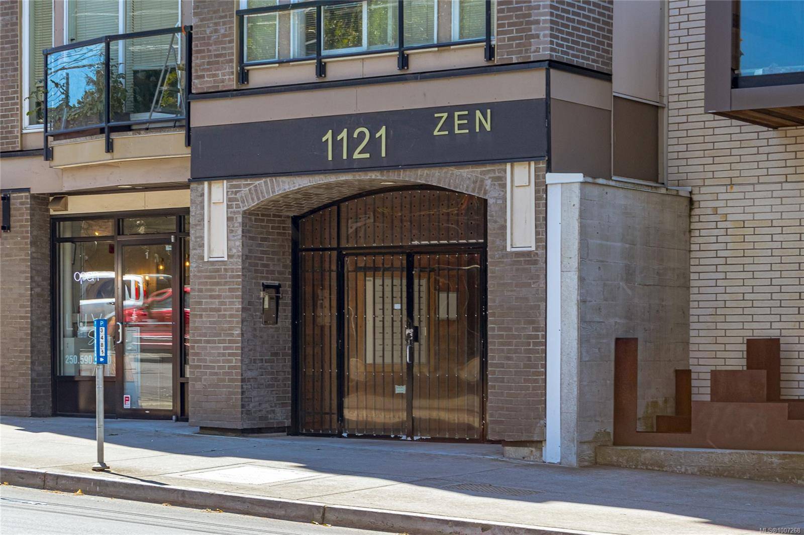 1121 Fort St #402, Victoria, BC V8V 3K9