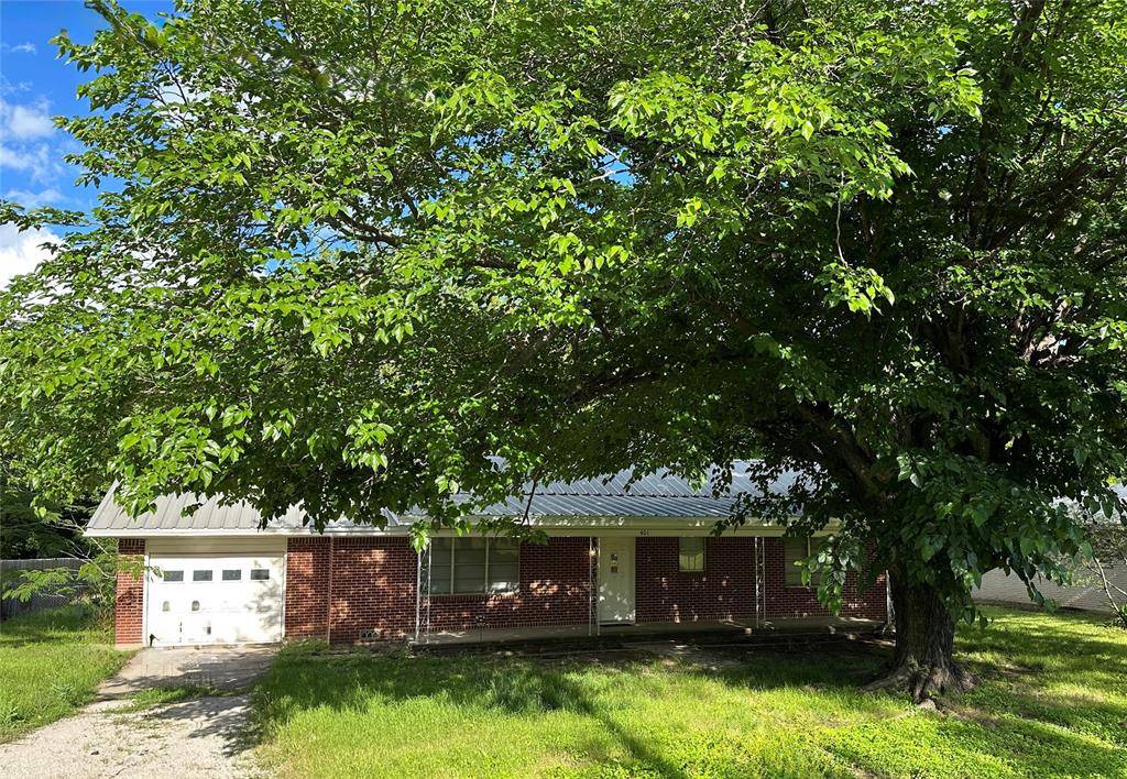 401 S Weatherford Street, Chico, TX 76431