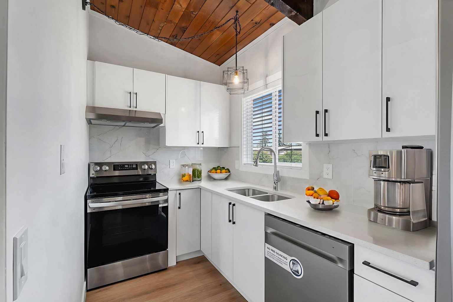 102 Oaktree Close SW, Calgary, AB T2E 4E7