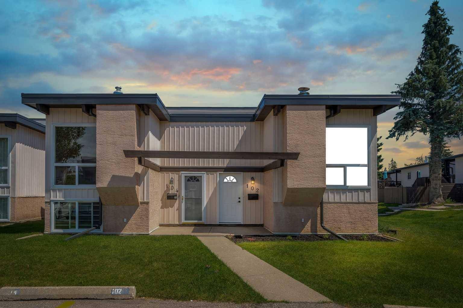 Calgary, AB T2E 4E7,102 Oaktree Close SW