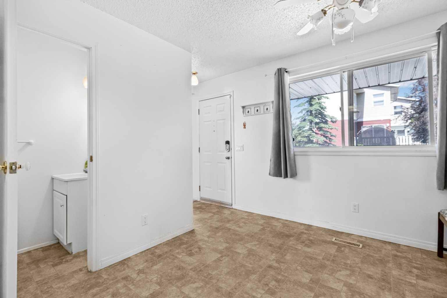 Calgary, AB T2B 2N9,4769 Hubalta RD Southeast #64