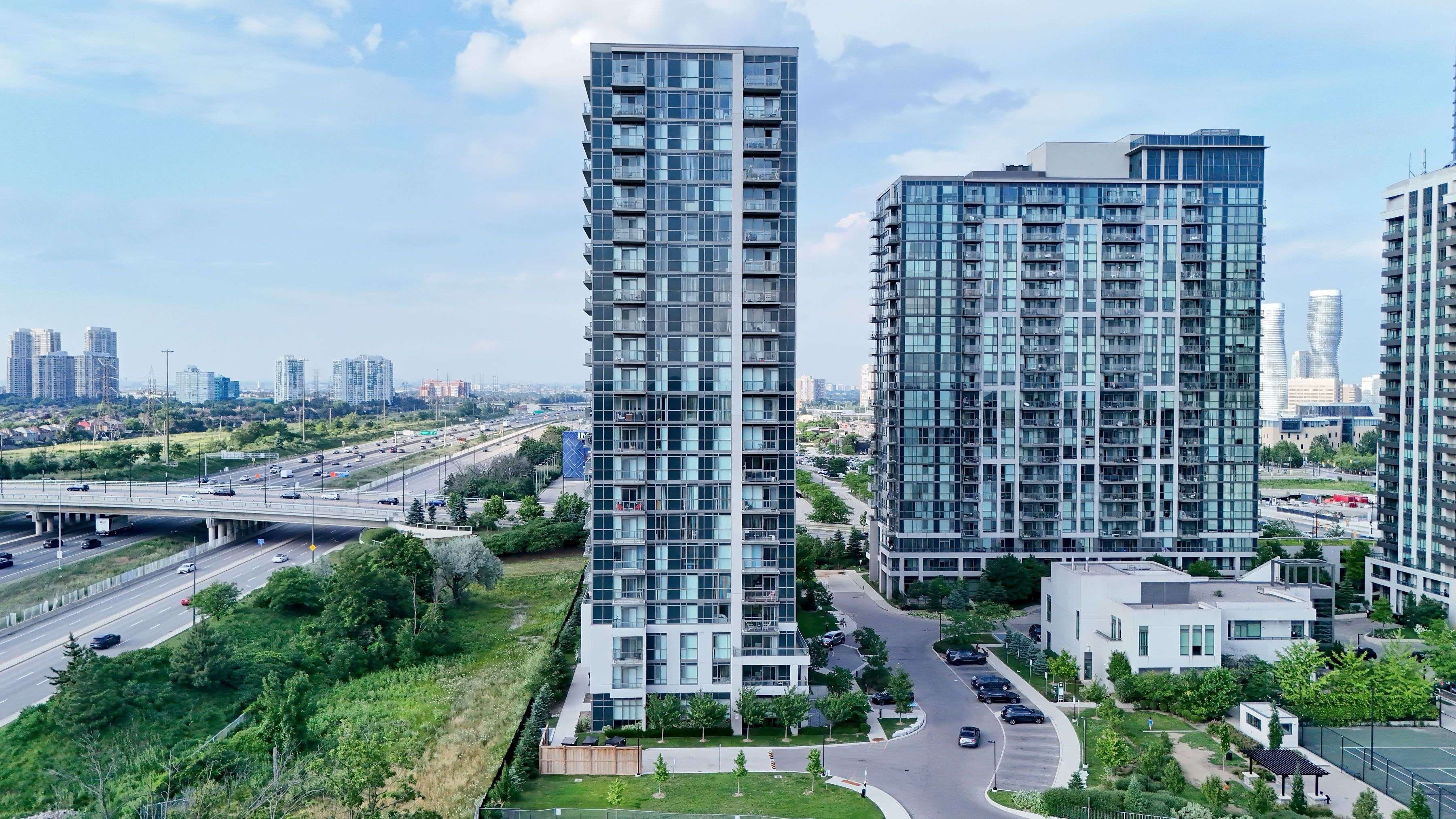 Mississauga, ON L5B 0G9,349 Rathburn RD W #PH 212