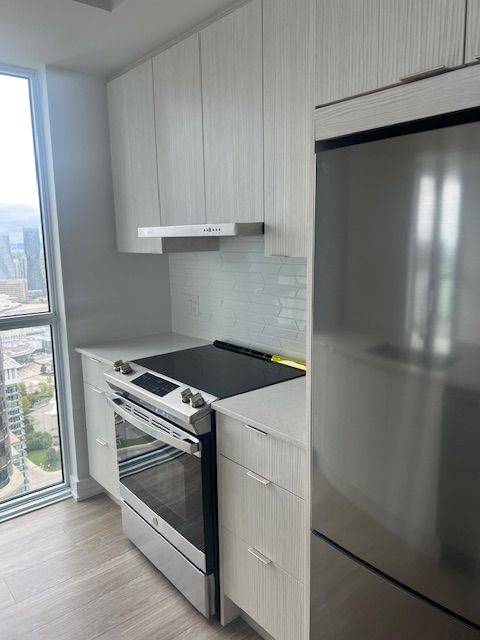 Mississauga, ON L5B 0L6,430 Square One DR #1211