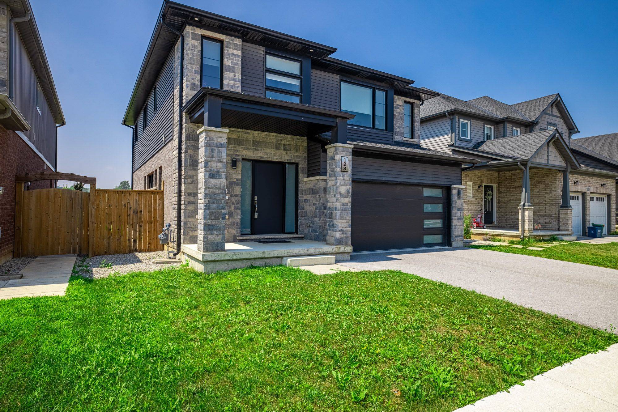 Pelham, ON L0S 1E6,128 Susan DR