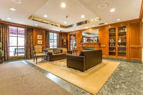 Mississauga, ON L5C 4H3,880 Dundas ST W #Ph01