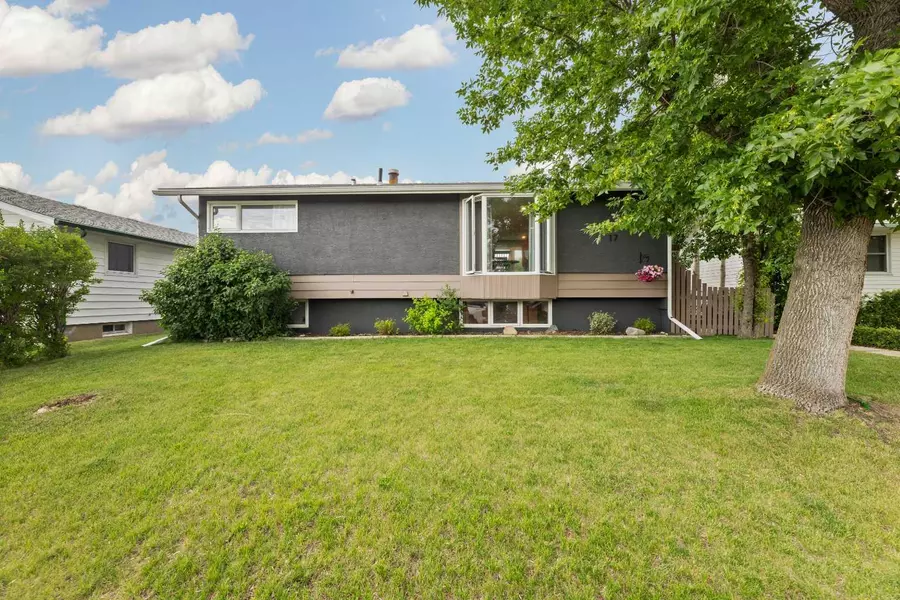 17 Fir ST, Red Deer, AB T4N 4Y4