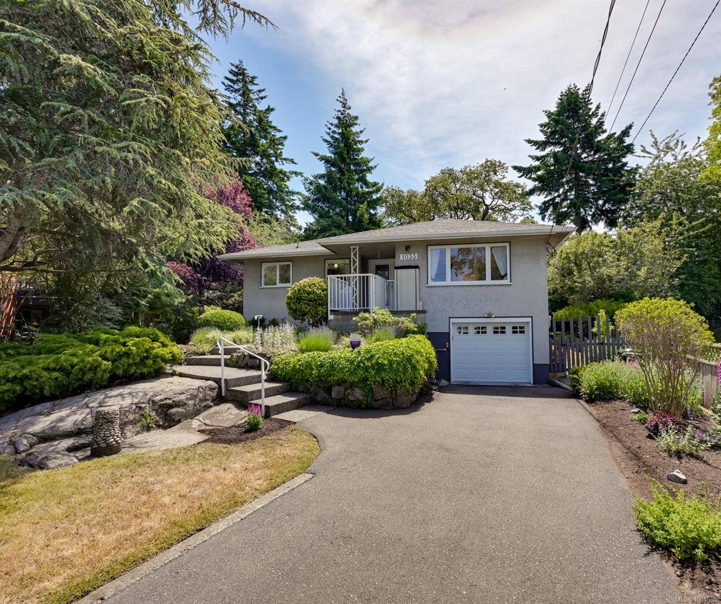 1033 Pentrelew Pl, Victoria, BC V8V 4J5