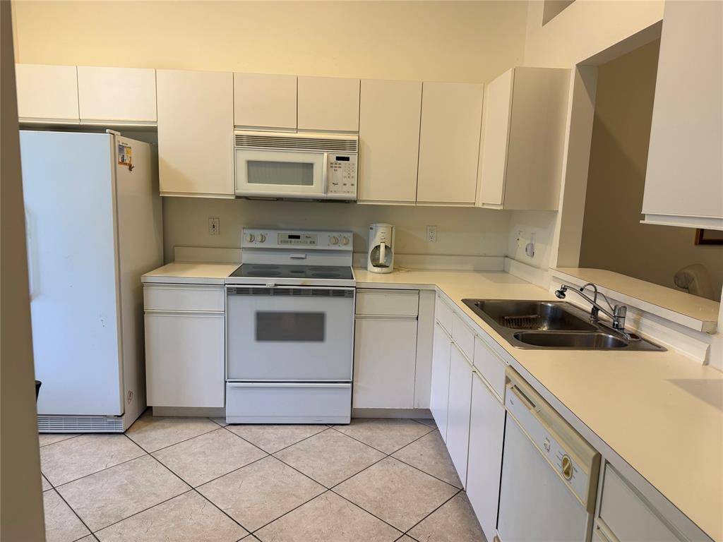 Boynton Beach, FL 33437,5914 Regal Glen Dr #205