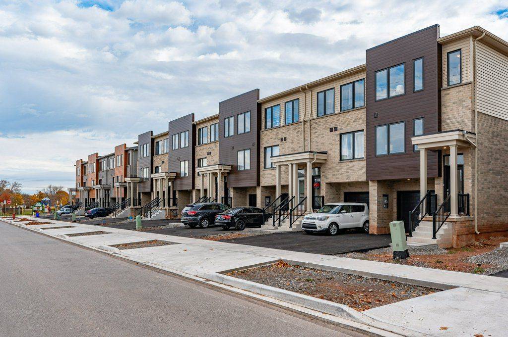 13B Bingham RD, Hamilton, ON L8H 0B5