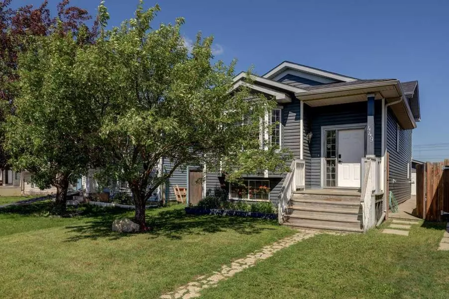 449 Martindale DR NE, Calgary, AB T3J 3Z8
