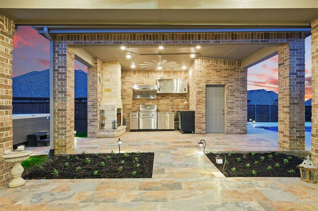 9800 Pikes Peak Place, Oak Point, TX 75068