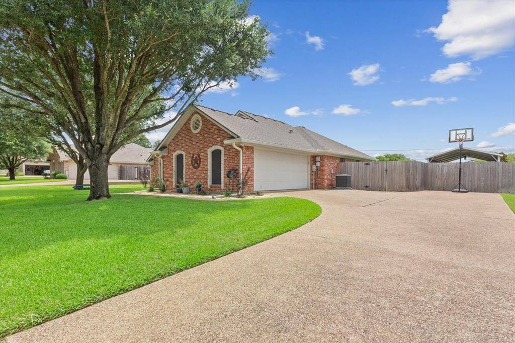 Hewitt, TX 76643,433 Oakberry Drive