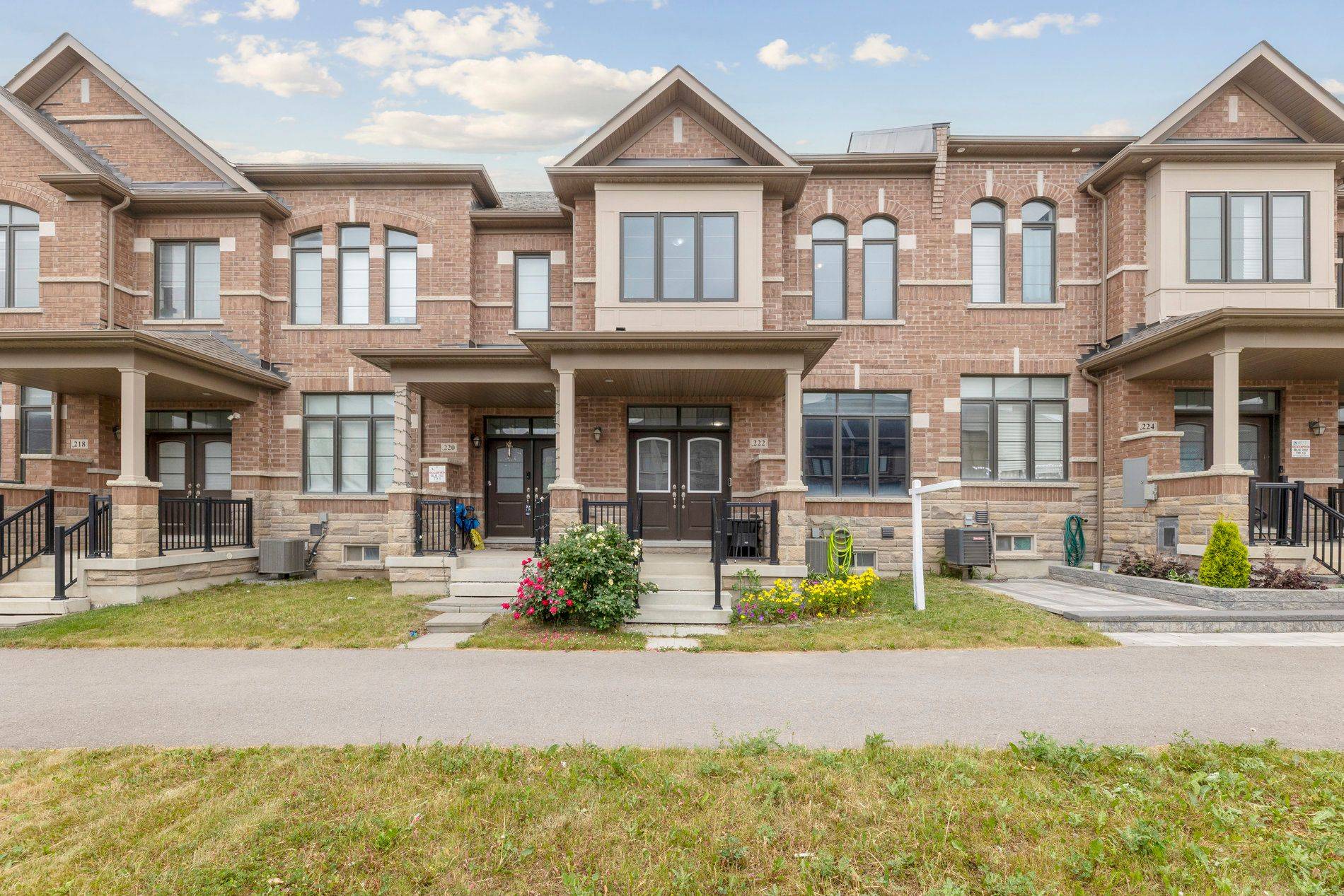 222 Coronation RD, Whitby, ON L1P 0H7