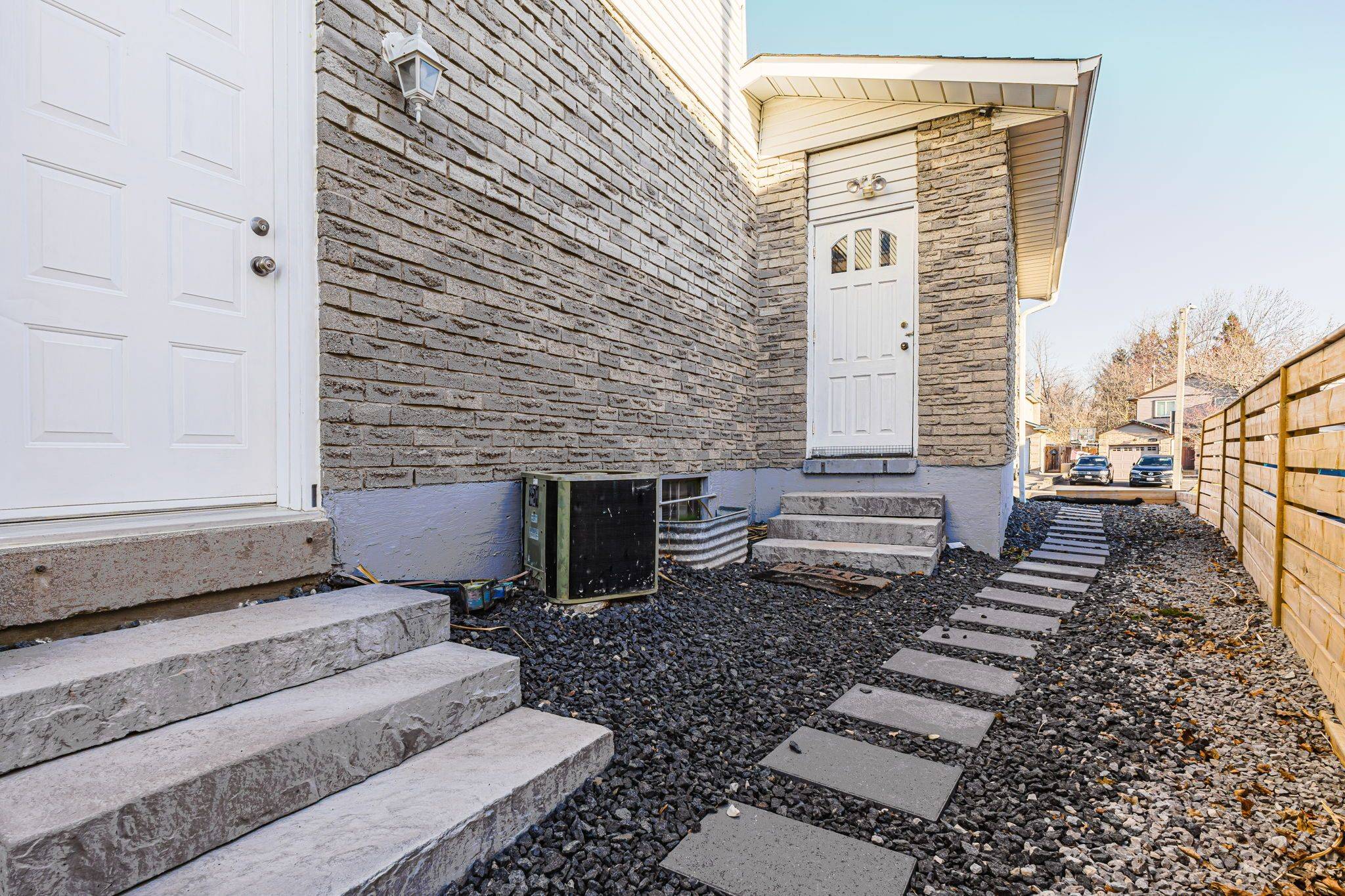 2416 Malcolm CRES #Lower Level, Burlington, ON L7P 3Y4