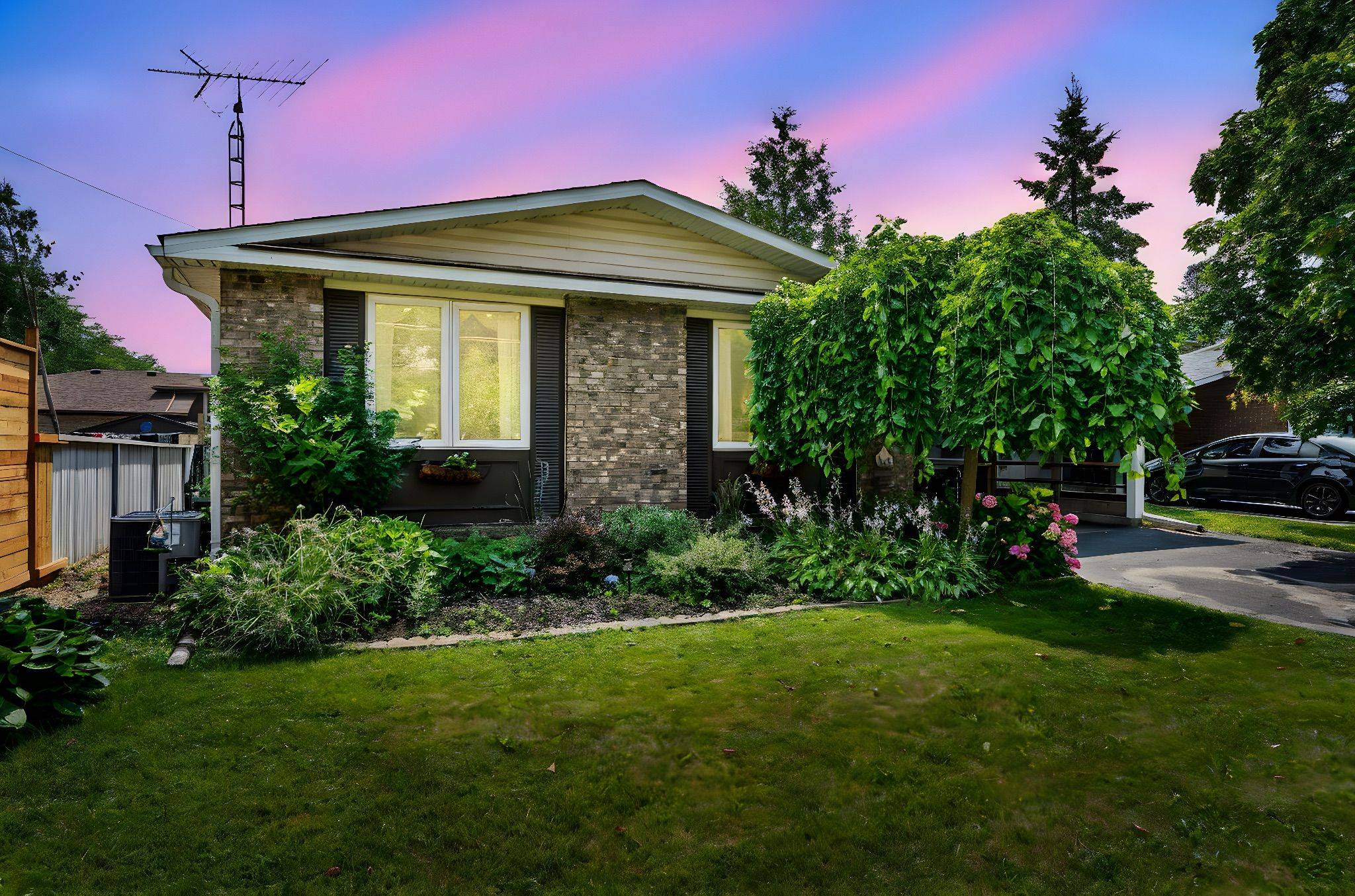 Niagara Falls, ON L2H 1T7,8164 Catalina ST