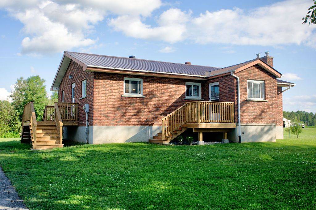 25 Dombroskie RD, Whitewater Region, ON K0J 1Y0