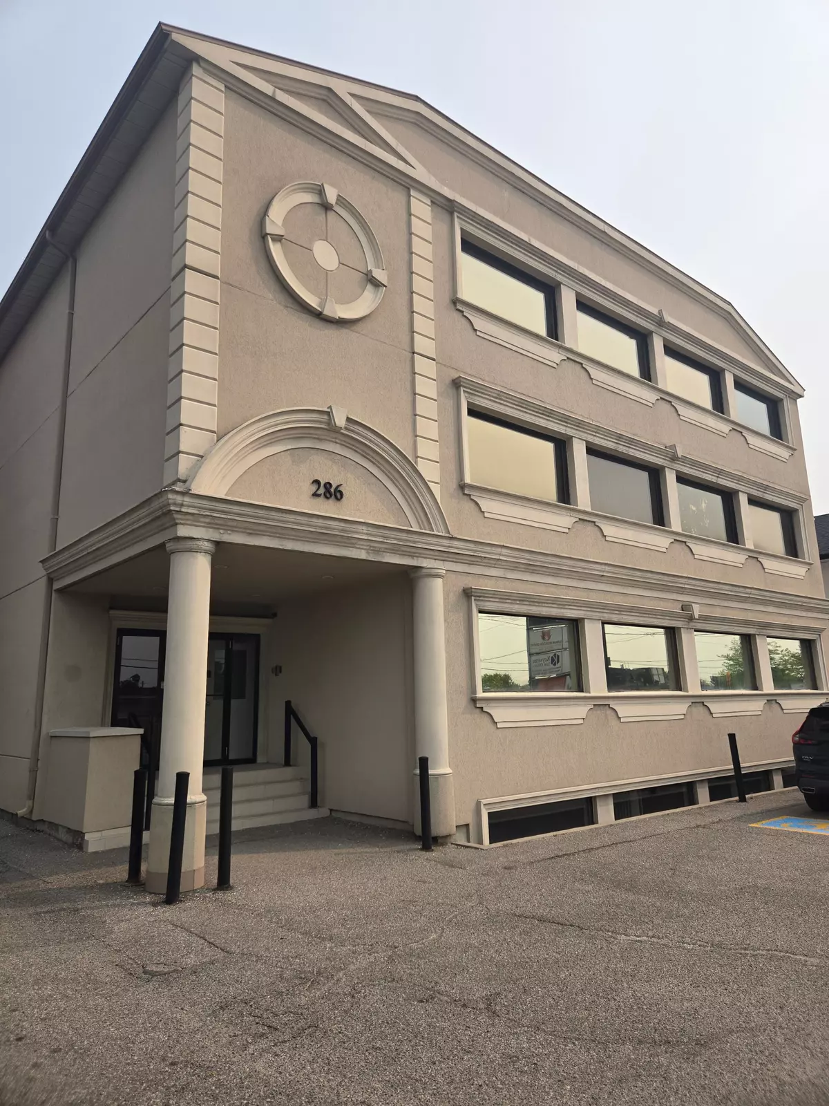 Oshawa, ON L1J 2J9,286 King ST W #201