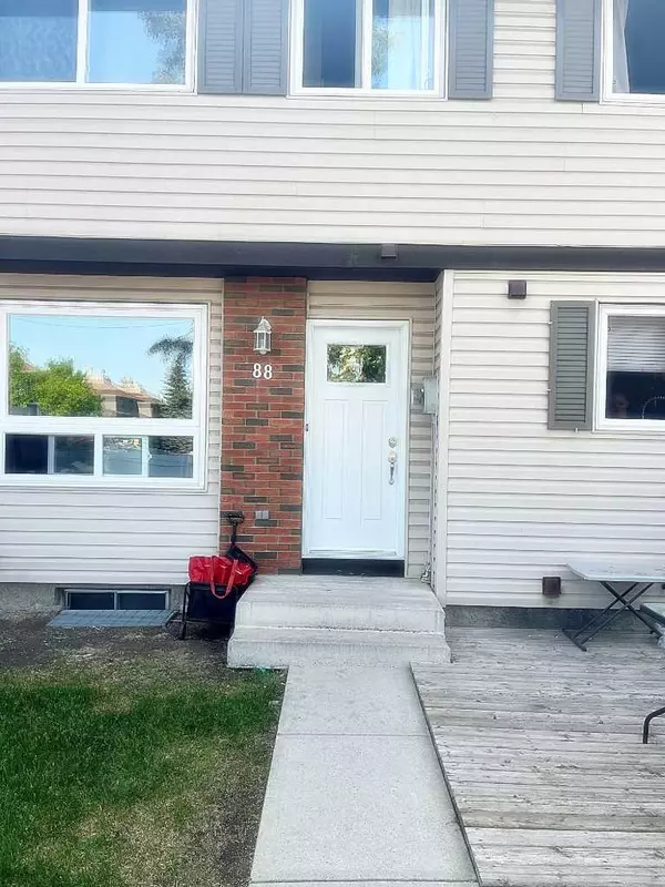 740 Bracewood DR Southwest #88, Calgary, AB T2W 3N3