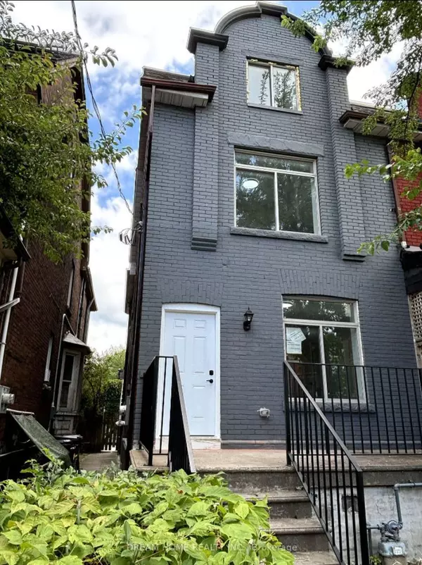 Toronto C01, ON M5S 2R2,643 Bathurst ST #103