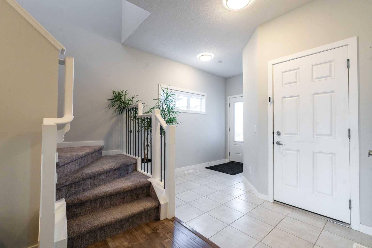 Calgary, AB T3P 1M8,240 Lucas CRES NW