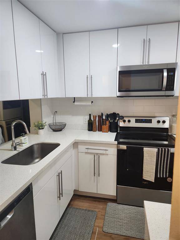 Oakland Park, FL 33309,207 Lake Pointe Dr #202